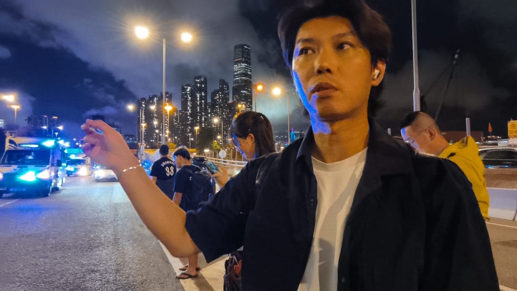 巴士乘客何先生表示，當時巴士坐滿乘客。