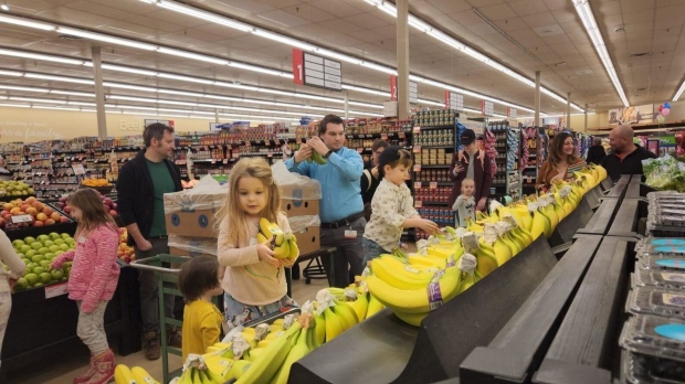 孩子們將香蕉上架。 網上圖片