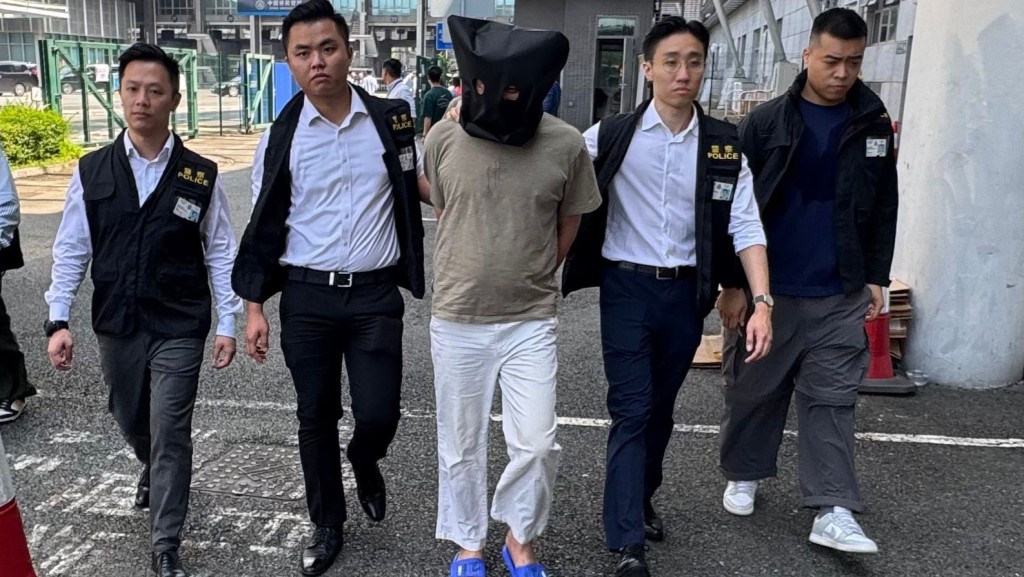 香港警方接收一名潛逃往內地的男疑犯。