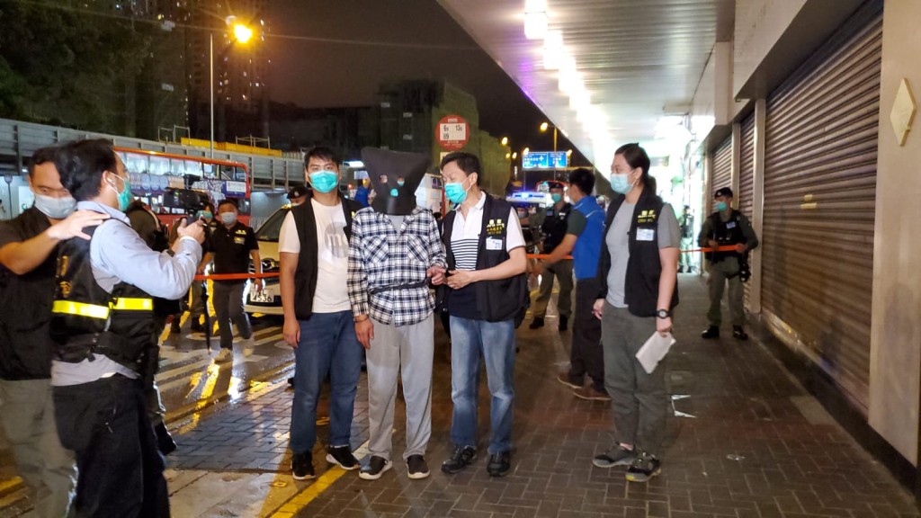 一名疑犯被押至淘大花園重組案情。