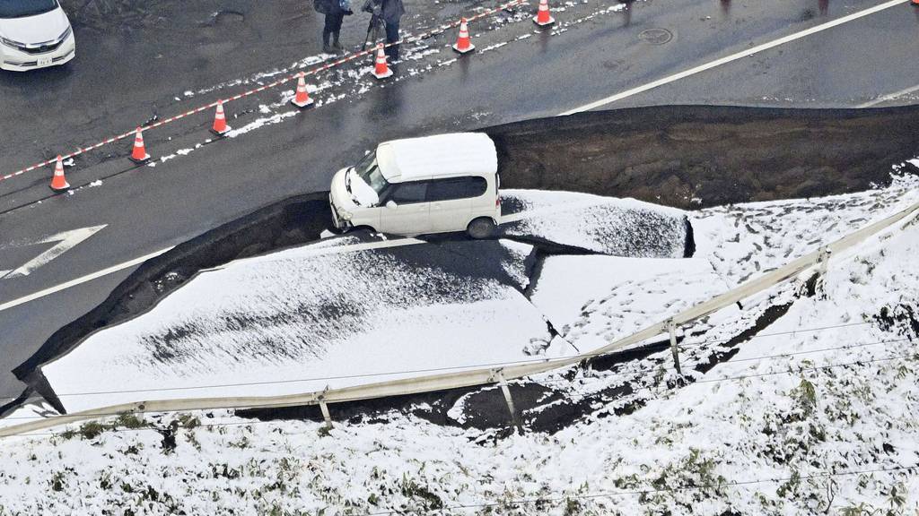 日本青森7.5级地震，有路面出现下陷。 美联社