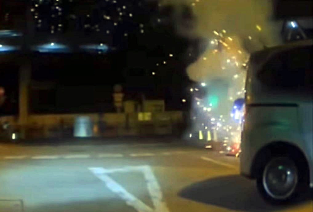 工地閃出火光。車cam L（香港群組）