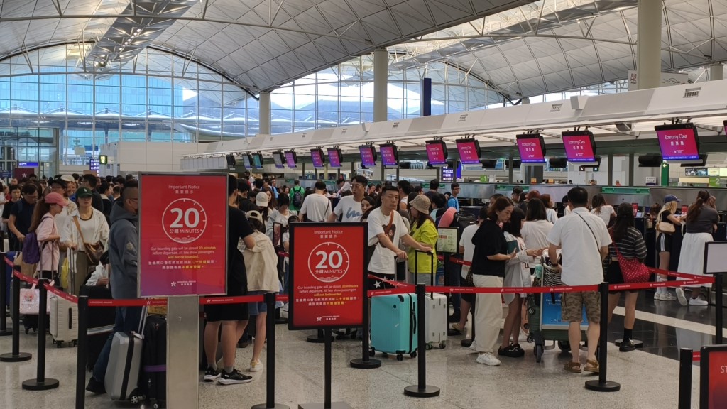 多名旅客提早出門到機場辦理登機手續。