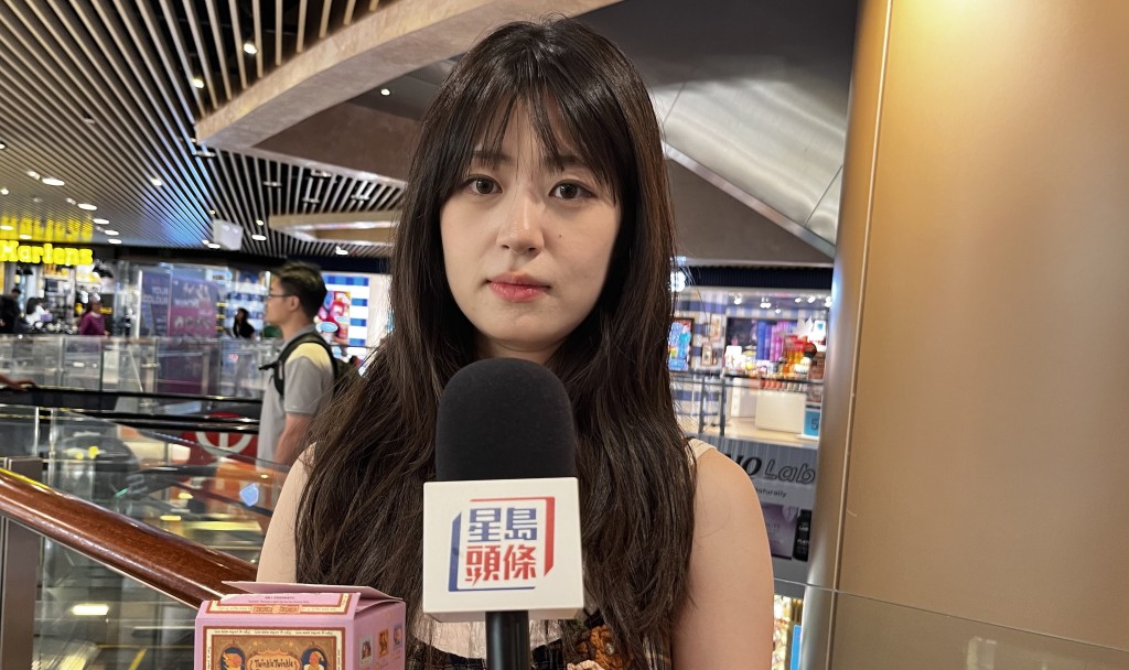 江小姐因喜歡的款式在內地缺貨,「剛好在這看見所以就直接買了」。 江小姐因喜歡的款式在內地缺貨,「剛好在這看見所以就直接買了」。
