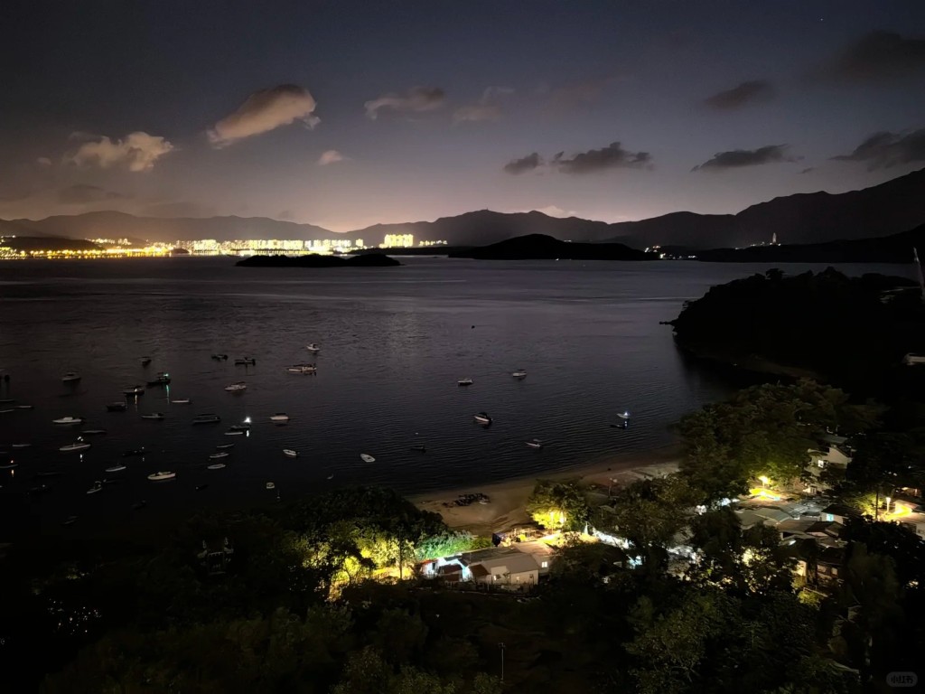 日前梁竞徽分享张新居照片夜景，有网民指是位于乌溪沙的千万大宅迎海。