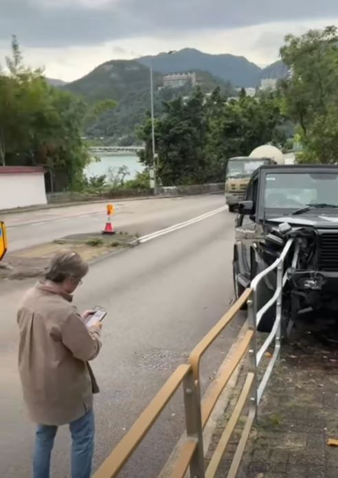 陳可辛意外後下車打電話求助。馬路的事 (即時交通資訊台)影片截圖