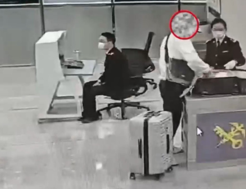 海关发现男子行李箱内藏有8件象牙制品。海关发布