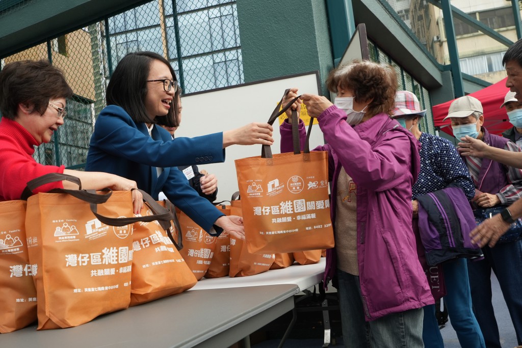 湾仔民政专员张雁伶派发福袋。刘骏轩摄