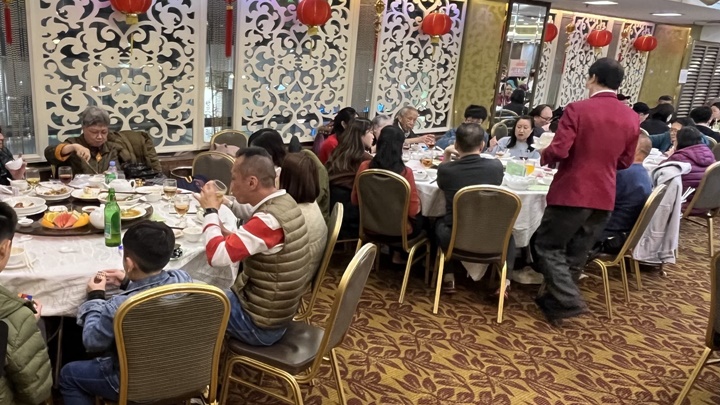 市民晚上外出進食團年飯，有酒樓上已訂枱已滿。李宇婷攝