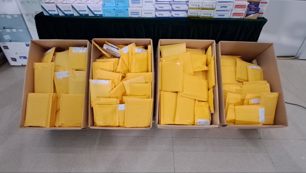 走私販會拆開包裝假裝正藥，透過郵包向全球銷售。