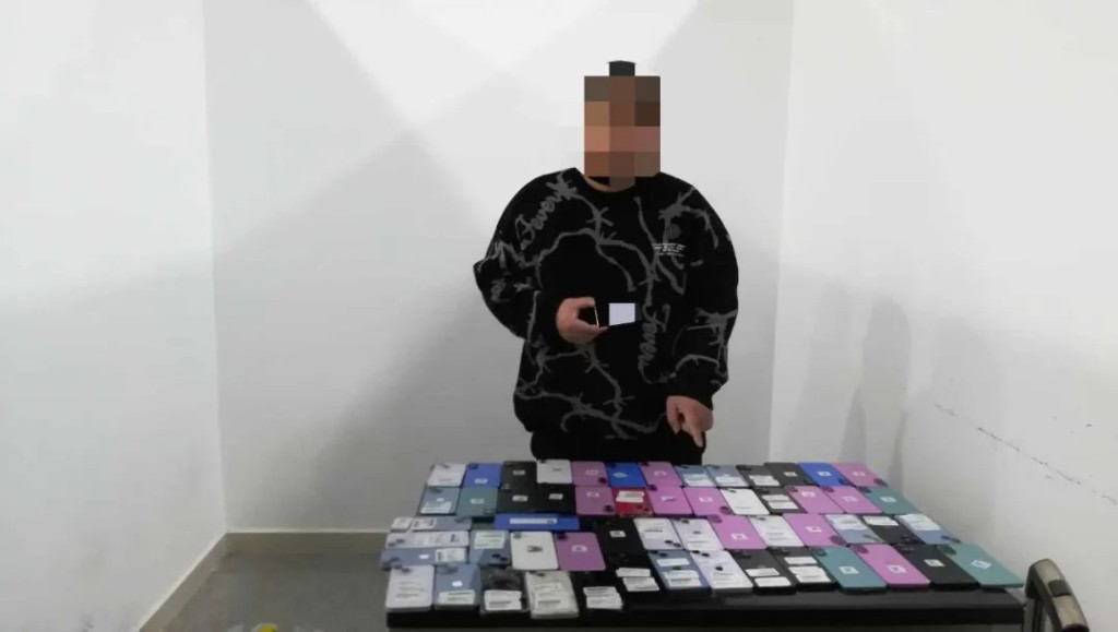 香港男子著“高科技腰封”过拱北海关,被揭发走私56部旧iPhone。海关发布 香港男子著“高科技腰封”过拱北海关,被揭发走私56部旧iPhone。海关发布