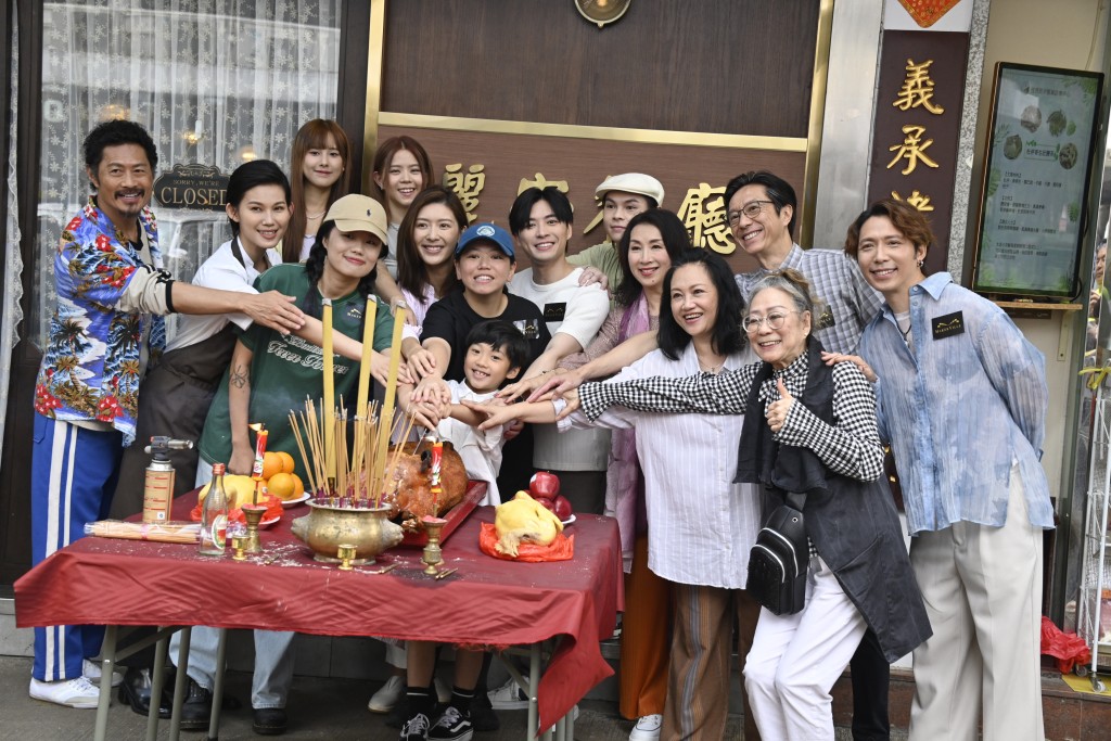 MIRROR成員Frankie、Tiger、Gao一同出席新劇《麻甩媽媽》拜神儀式，當中更見到陳安瑩。
