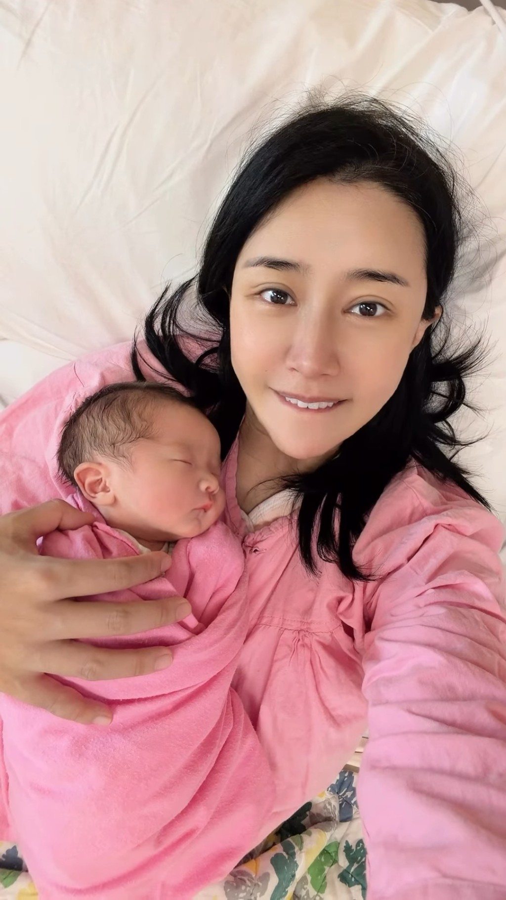 張暖雅大晒母子照。 張暖雅大晒母子照。