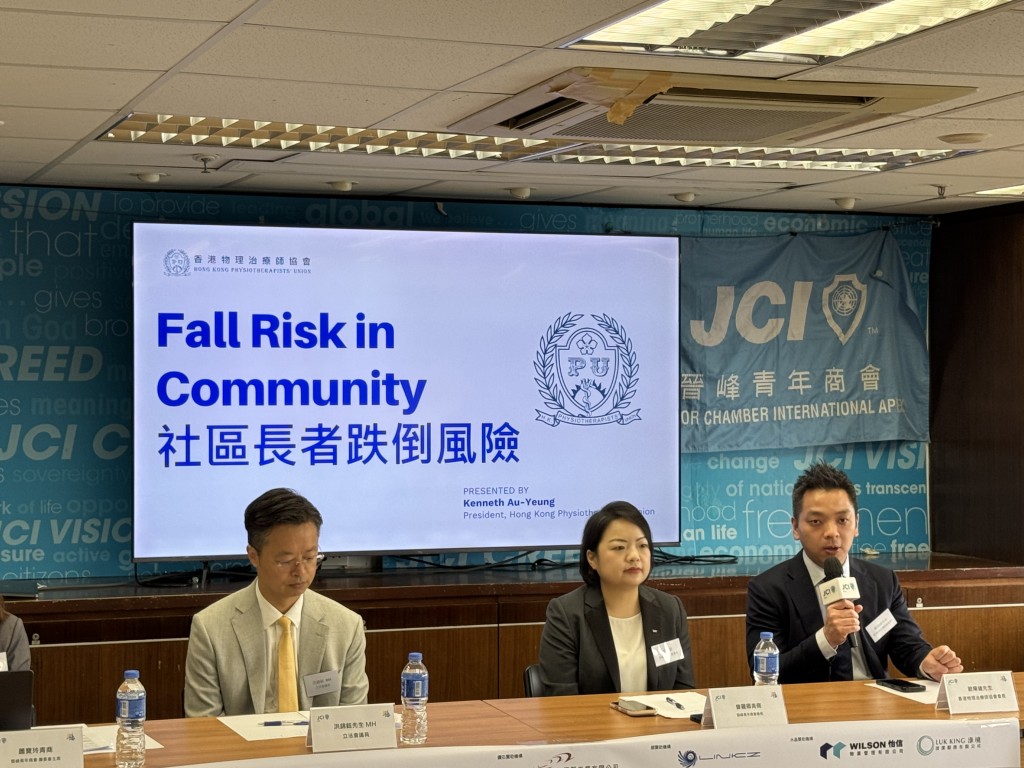 香港物理治療師協會會長歐陽健(右一)表示，長者跌倒後不治的死亡率亦高。