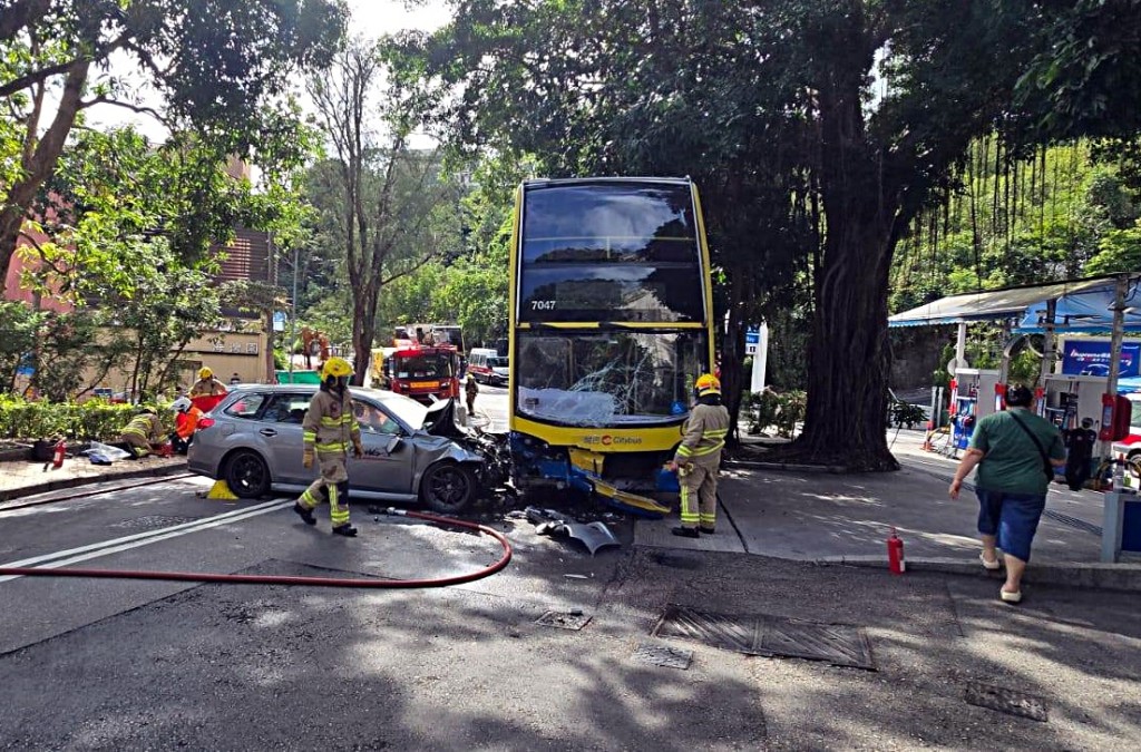 兩車車頭嚴重損毀。fb： 馬路的事討論區