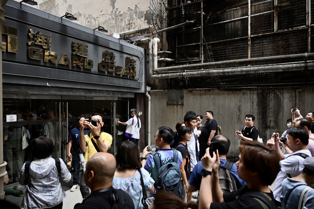 大批市民圍在戲院門口留影。 大批市民圍在戲院門口留影。