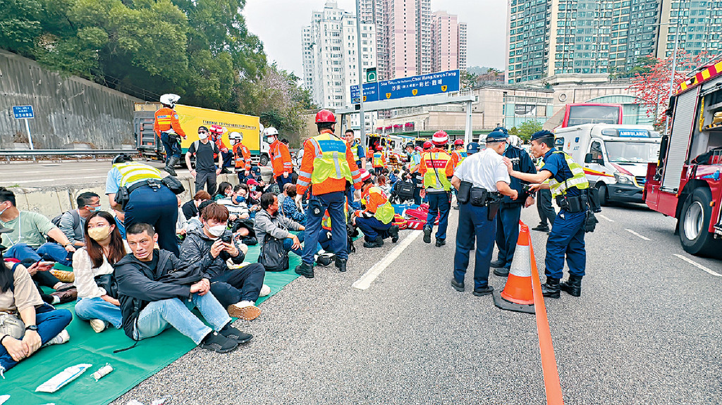 ■乘客坐在路邊待援。