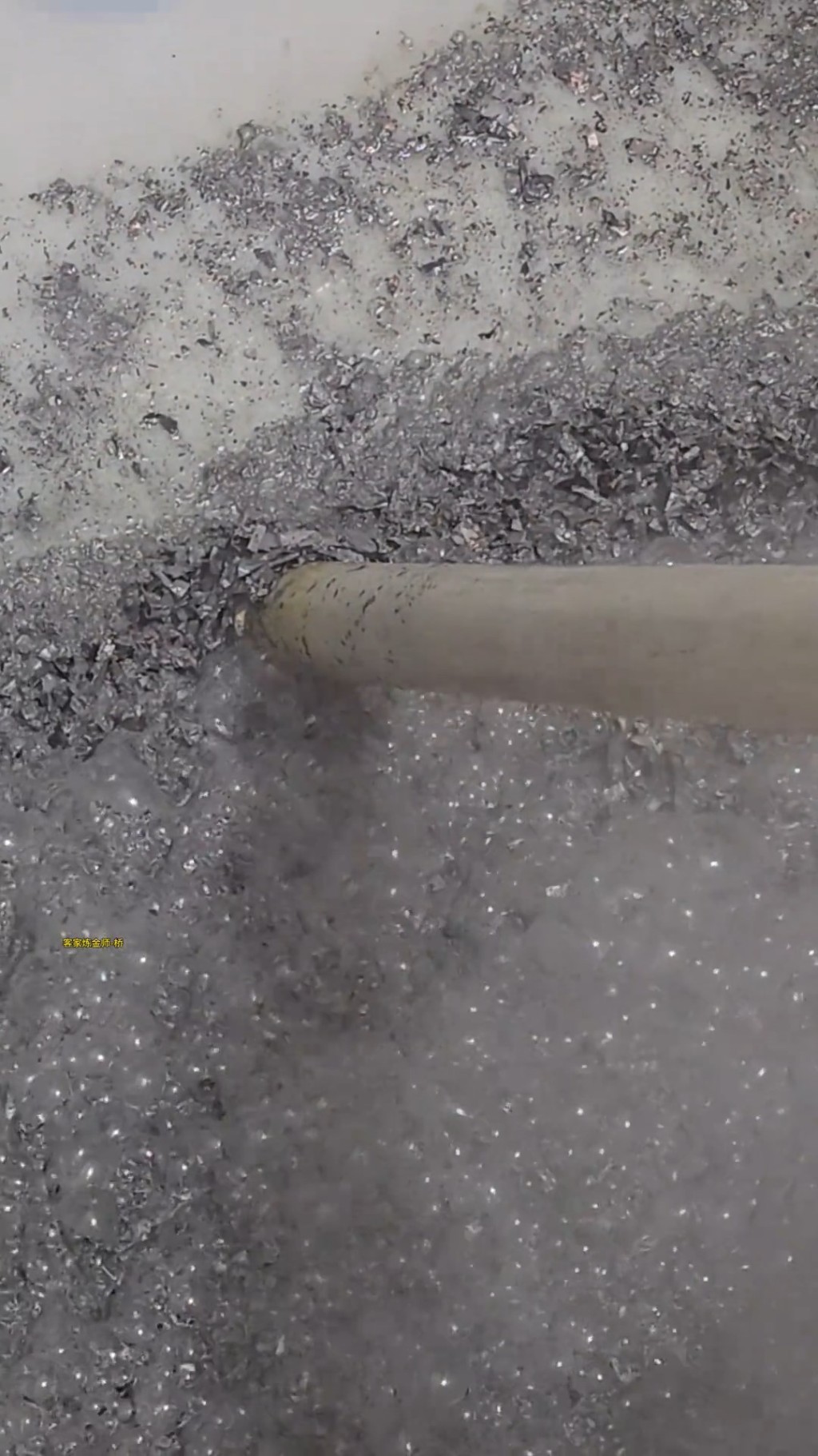 男子將舊SIM卡提煉出黃金。抖音@客家煉金師-橋 男子將舊SIM卡提煉出黃金。抖音@客家煉金師-橋