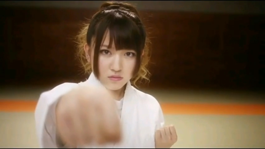 作為猜拳女王，內田真由美擺出拳手姿勢，眼神充滿氣勢。