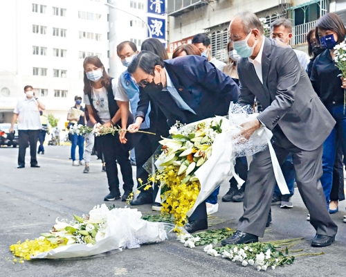 ■馬英九(前右二)和王金平(前右一)向罹難者獻花。