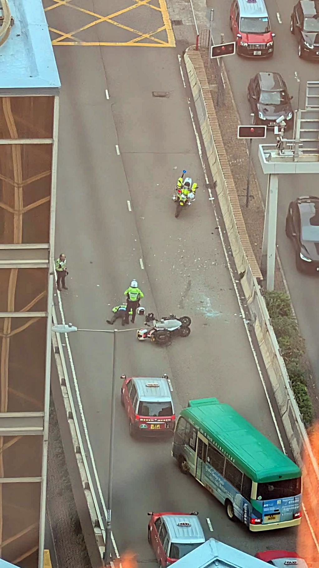 交警增援意外翻車受傷。網圖 交警增援意外翻車受傷。網圖