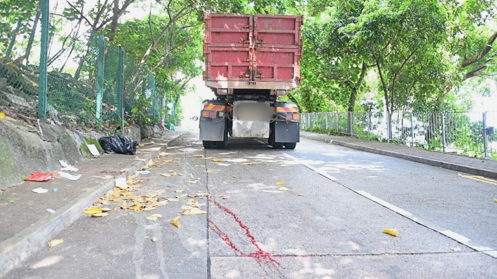 泥頭車撞倒清潔女工，現場遺下一條血踏。資料圖片
