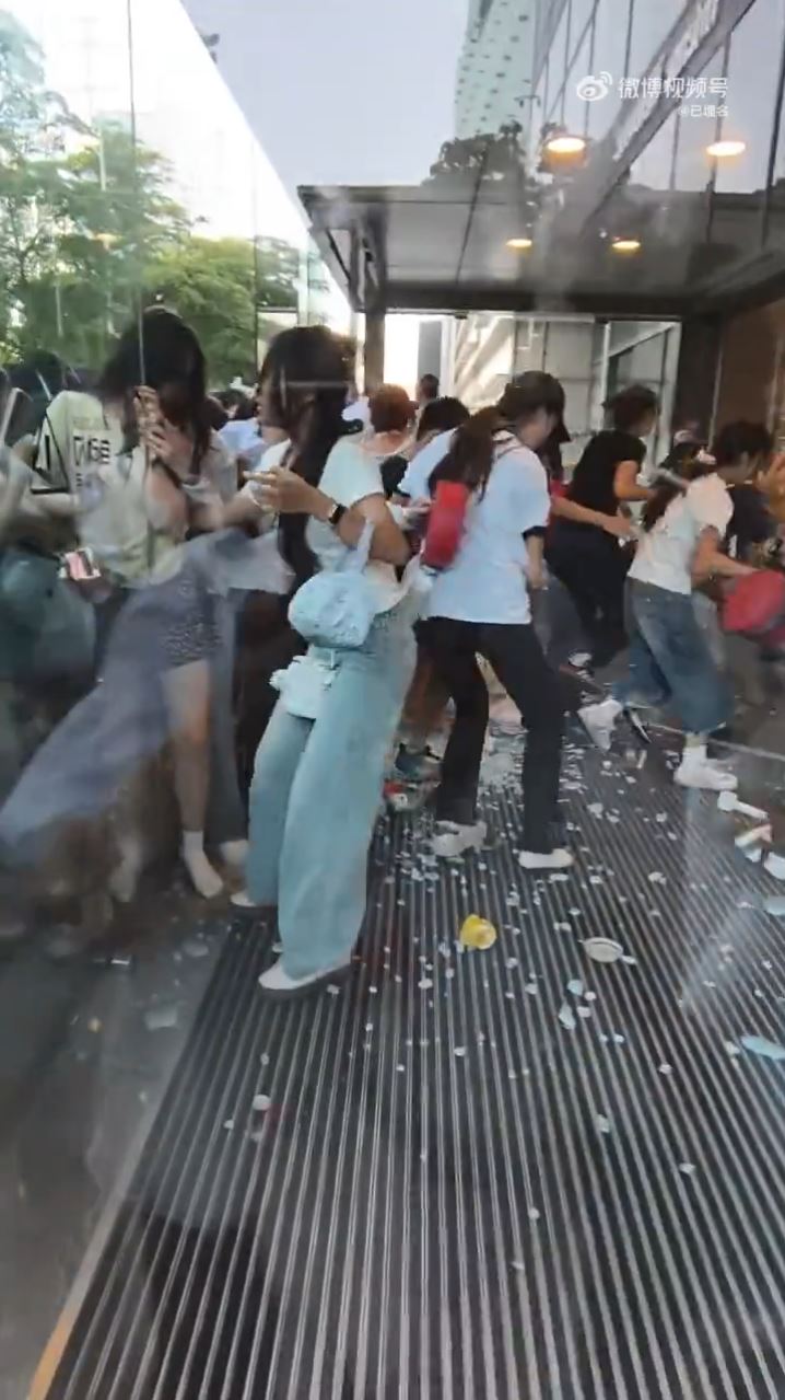 《逐玉》張凌赫的粉絲在南寧逼爆商場玻璃門。微博