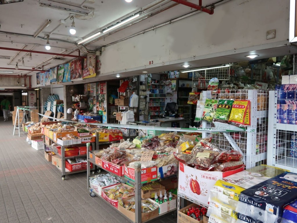 海關搜查觀塘一辦館，揭發為懷疑私煙銷售點。海關圖片
