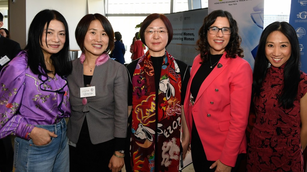 香港駐紐約經貿辦與美國中國總商會合辦題為「婦女賦權.提升女性地位」的午餐會。左起:Vivienne Tam、馮玉慧、張劍宇、Catherine Carlson、聶繼恩。
