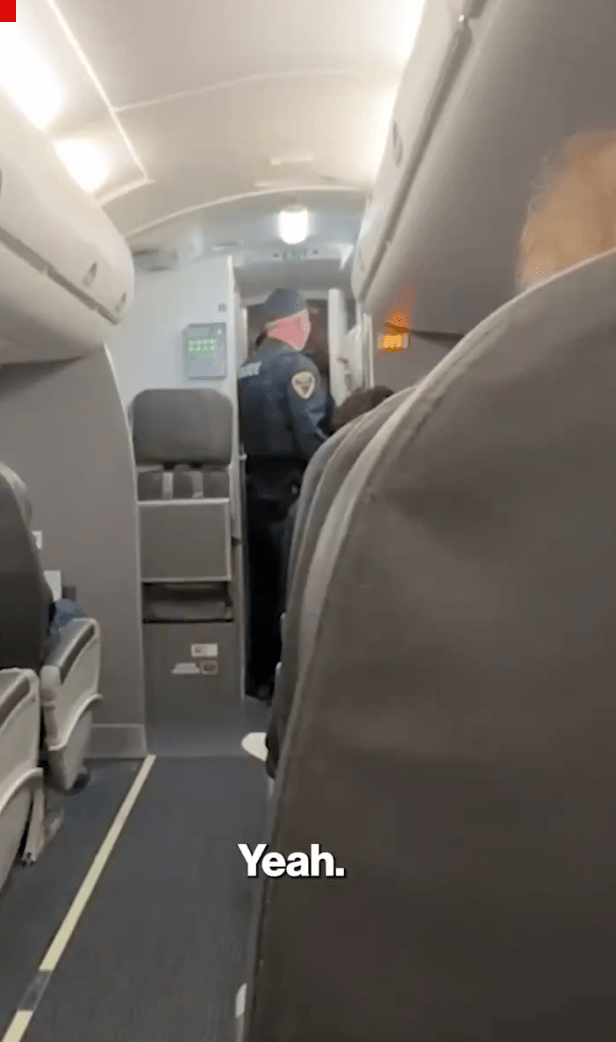 聯邦航空管理局（FAA）派員登機檢查，確認只是內部電話系統故障所致，並無安全威脅。X@fl360aero/ 紐約郵報