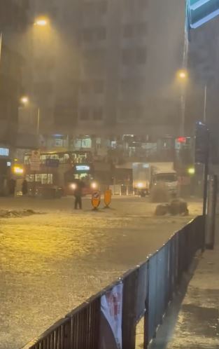 葵涌和宜合道有路面湧出「小噴泉」。網上影片截圖