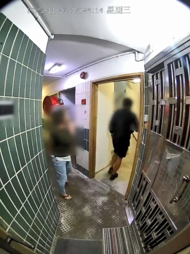 一名中年女居民表示「有冇滅火筒呀樓下，嗰度燒得好緊要啊」。threads@acs.90325i片段截圖