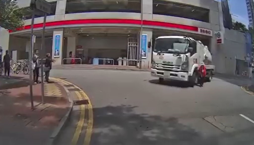 婦人見水缸車駛至即時停步，並轉身欲稍為後退。fb車cam L（香港群組）影片截圖