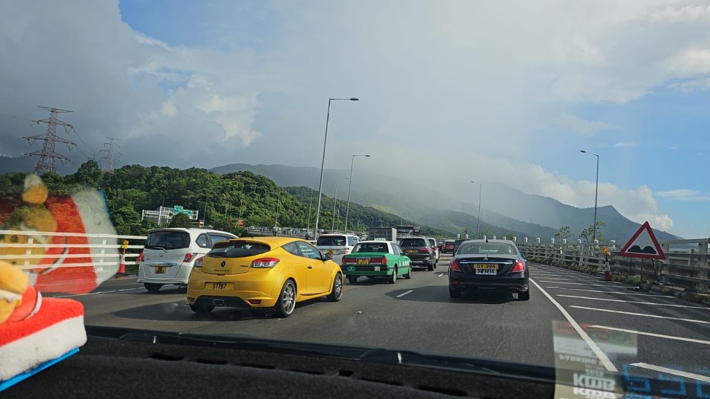 現場交通擠塞。網上圖片 現場交通擠塞。網上圖片