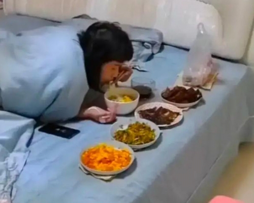 人妻懶惰成性，不願下床，躲被窩讓老公送餐趴在床上吃飯。