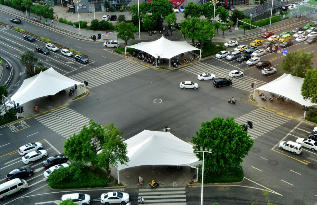福州在十字路口建設4個大型遮陽棚，為等候橫過馬路的市民遮蔭擋雨。