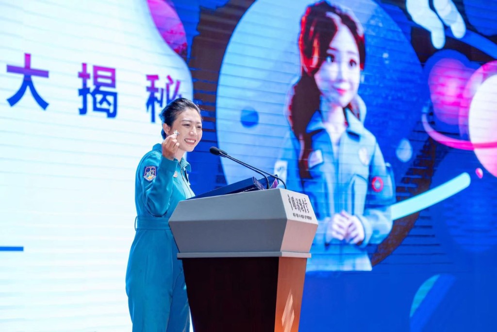 中國載人航天工程專家王一介紹航天員的使命及嚴格的選拔過程。