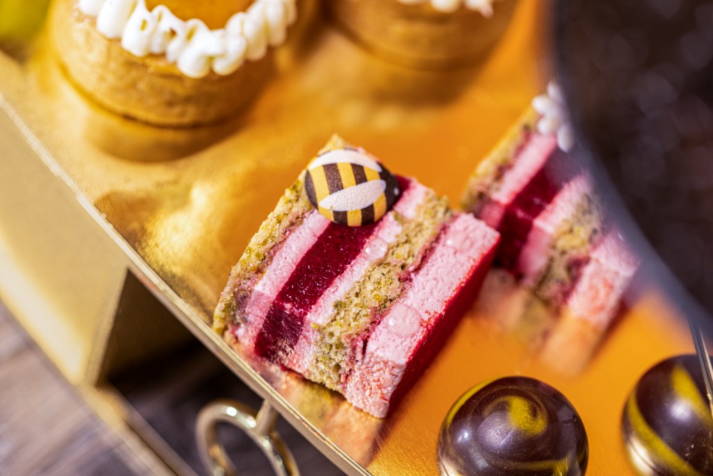 甜品如酸甜夏莓夾心蛋糕、D24 榴槤蛋糕等，均以時令水果炮製。