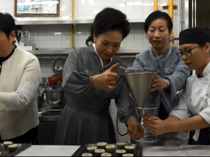 彭麗媛參與製作葡撻 「倒蛋漿」。澳廣視截圖