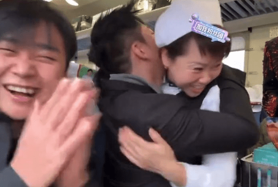 兩人擁抱。小紅書@爆火 兩人擁抱。小紅書@爆火