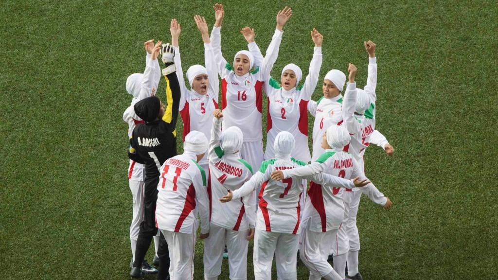 青年奧運伊朗女足全隊戴頭巾出賽。 路透社
