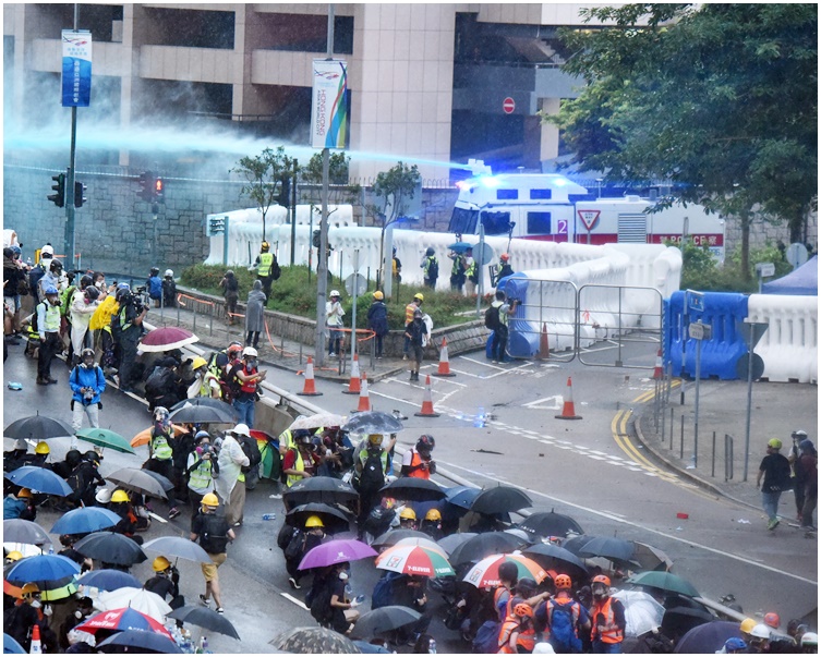 水炮車之前曾出動並向示威者噴藍色液體。資料圖片