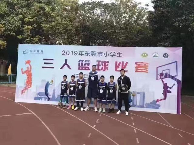 他與隊友、教練合照。網圖