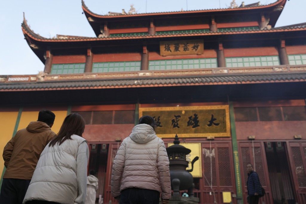 杭州靈隱飛來峰景區12月1日開始免票開放。新華社