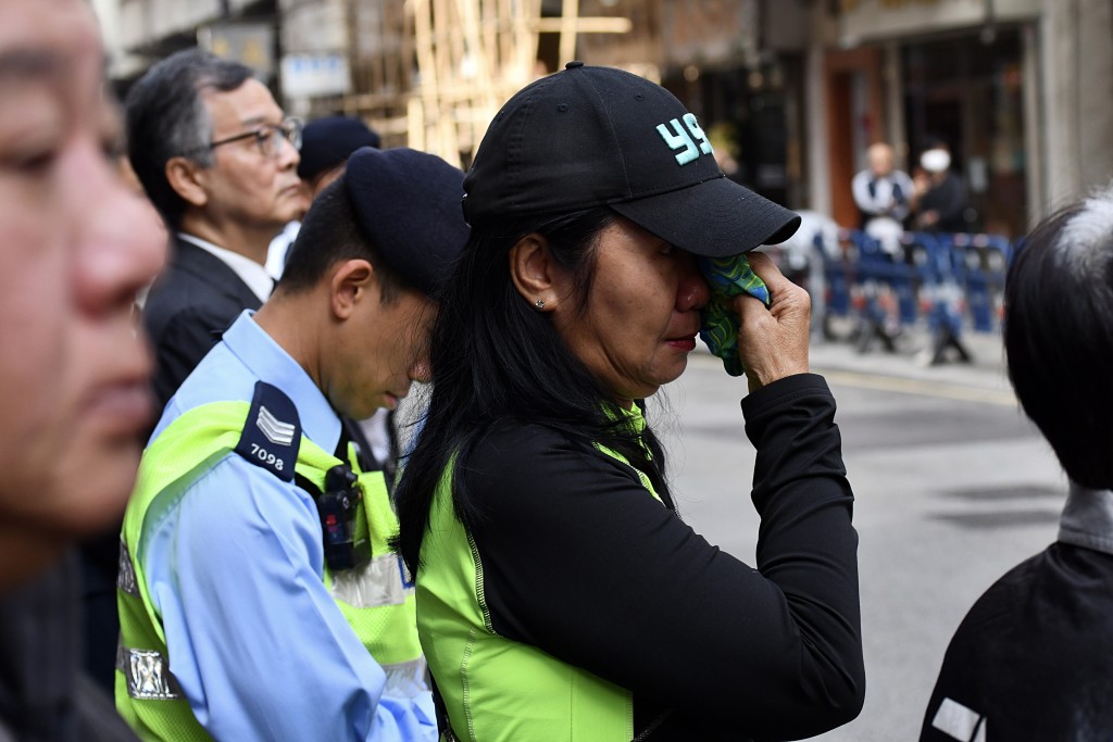 市民目送靈車離開，忍不住拭淚。