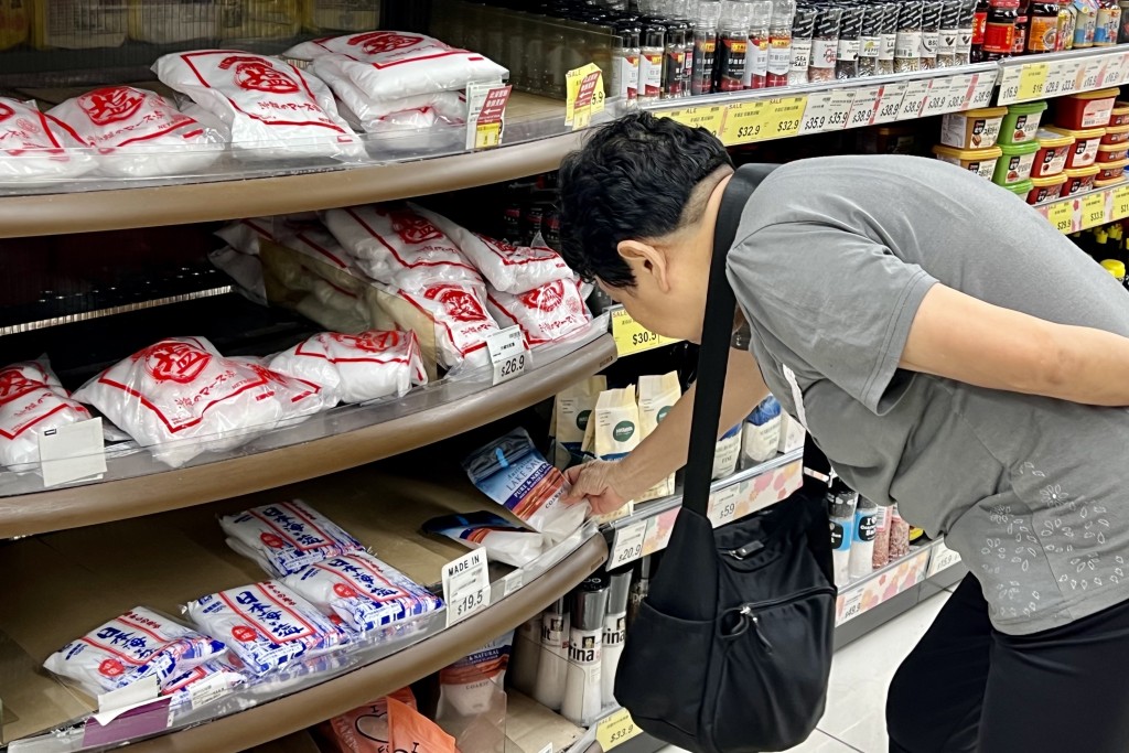 超市貨架上仍未賣出的食鹽都是日本品牌。盧江球攝