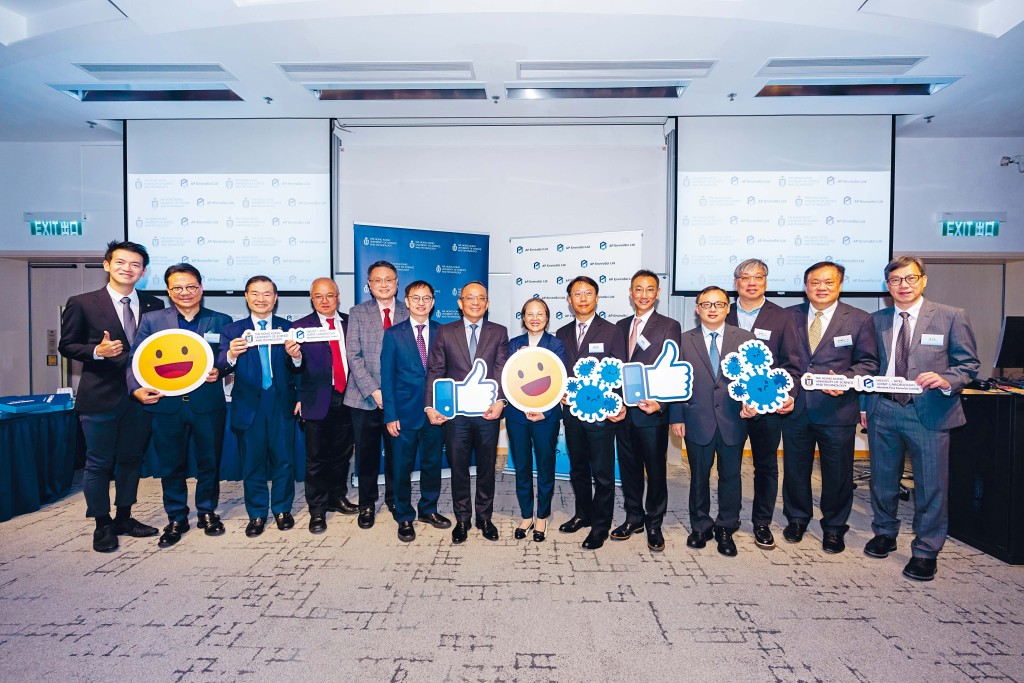 環境及生態局副局長黃淑嫻(右七)、科大副校長（研究及發展）鄭光廷教授(右八)、義合控股有限公司（義合控股）主席詹燕群(右五)以及 APEL 主席鍾偉强博士(右九)等嘉賓出席典禮並合照留念。