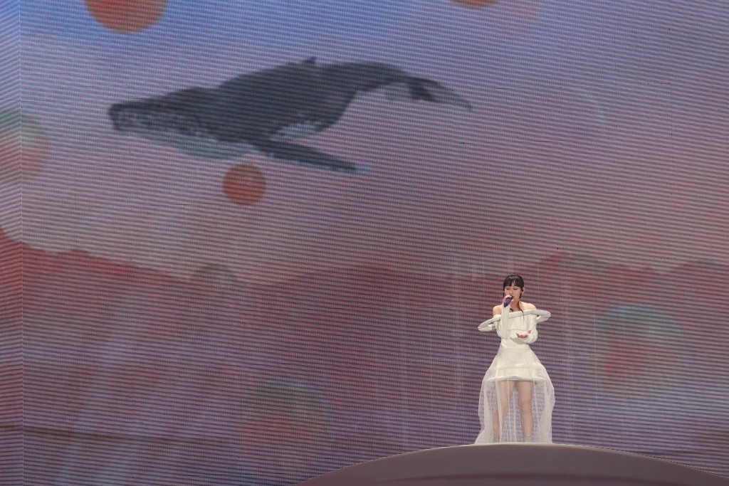 Gigi的演唱會以太空為主題，舞台以星海及星球作佈置。