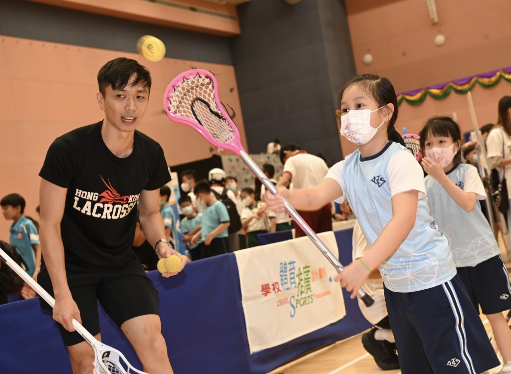 学生参与棍网球运动同乐活动。政府新闻处图片