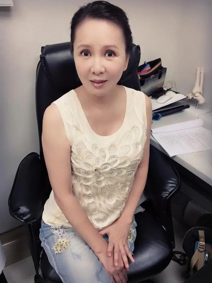 林美照還透露在化療的女兒趕走探病的家人,千交代萬交代:「你們去照顧我媽媽啦」,相當孝順。 林美照還透露在化療的女兒趕走探病的家人,千交代萬交代:「你們去照顧我媽媽啦」,相當孝順。